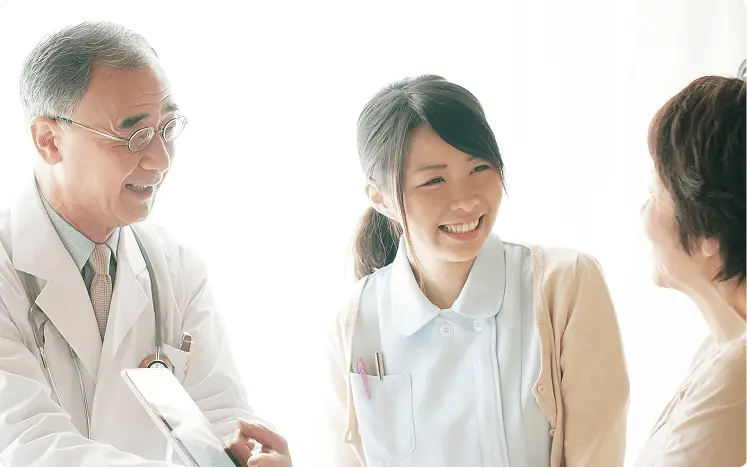 談笑をしている3人の大人