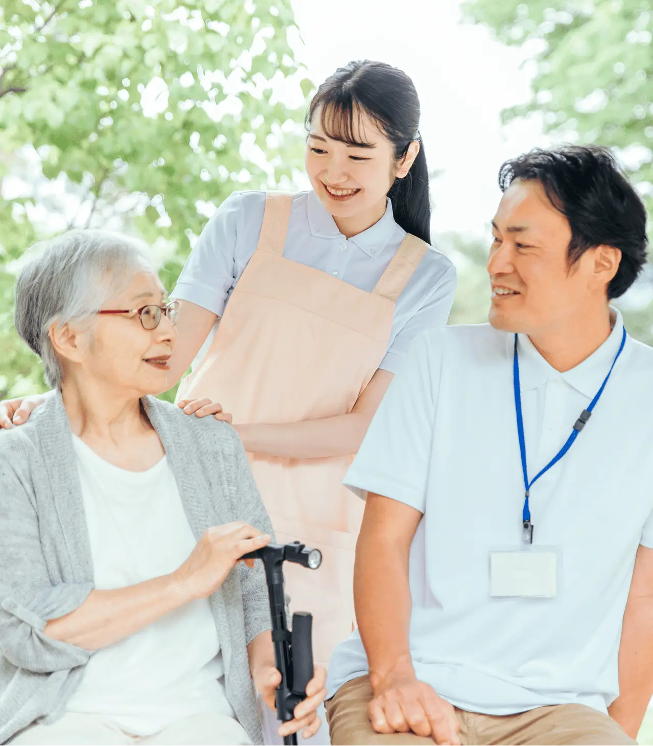 高齢の女性と介護士のだんせいと女性