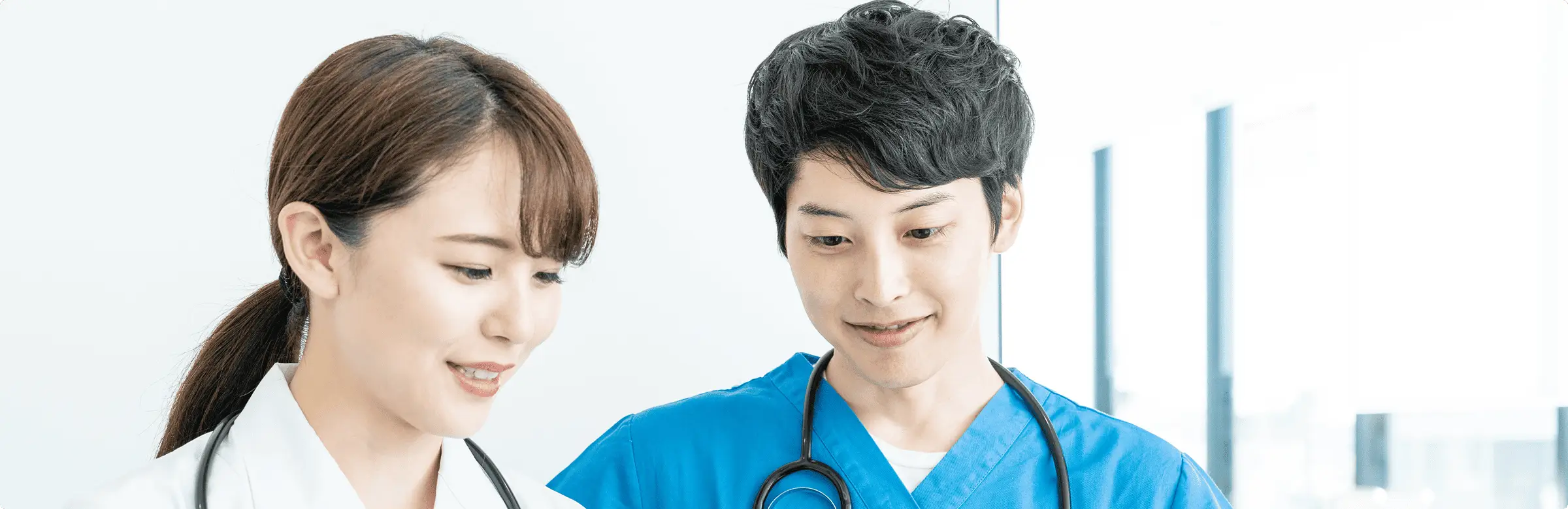 白い服の女性と青い服の男性