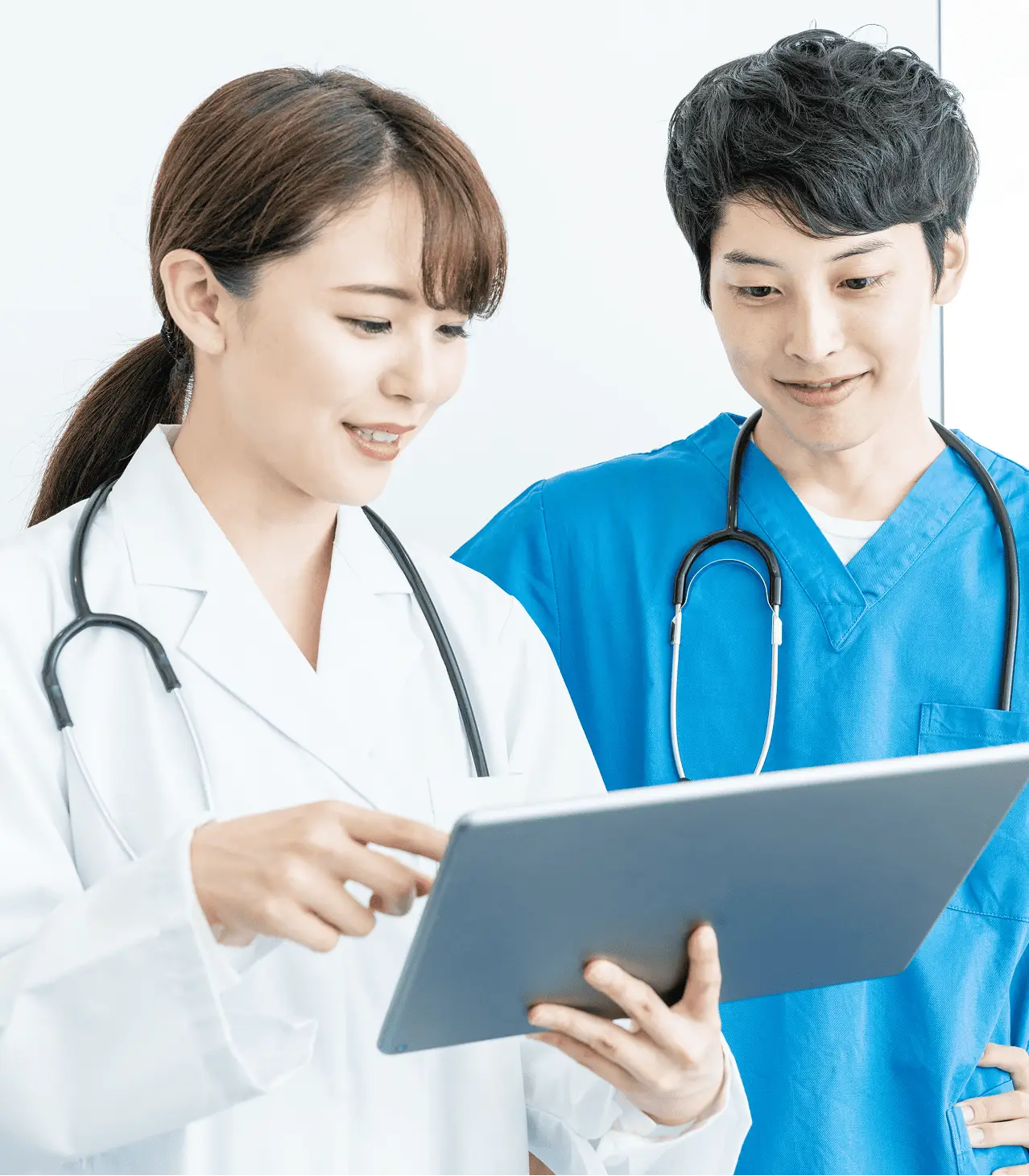 カルテを見ている二人の医師