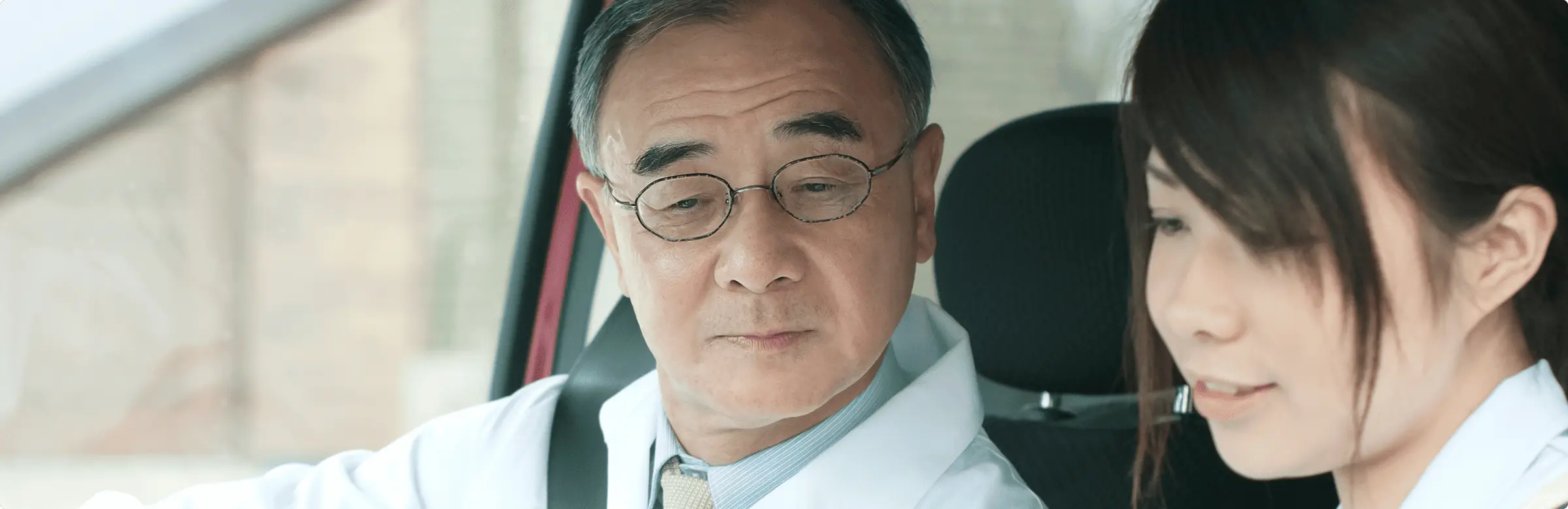 車に乗っている男性と女性