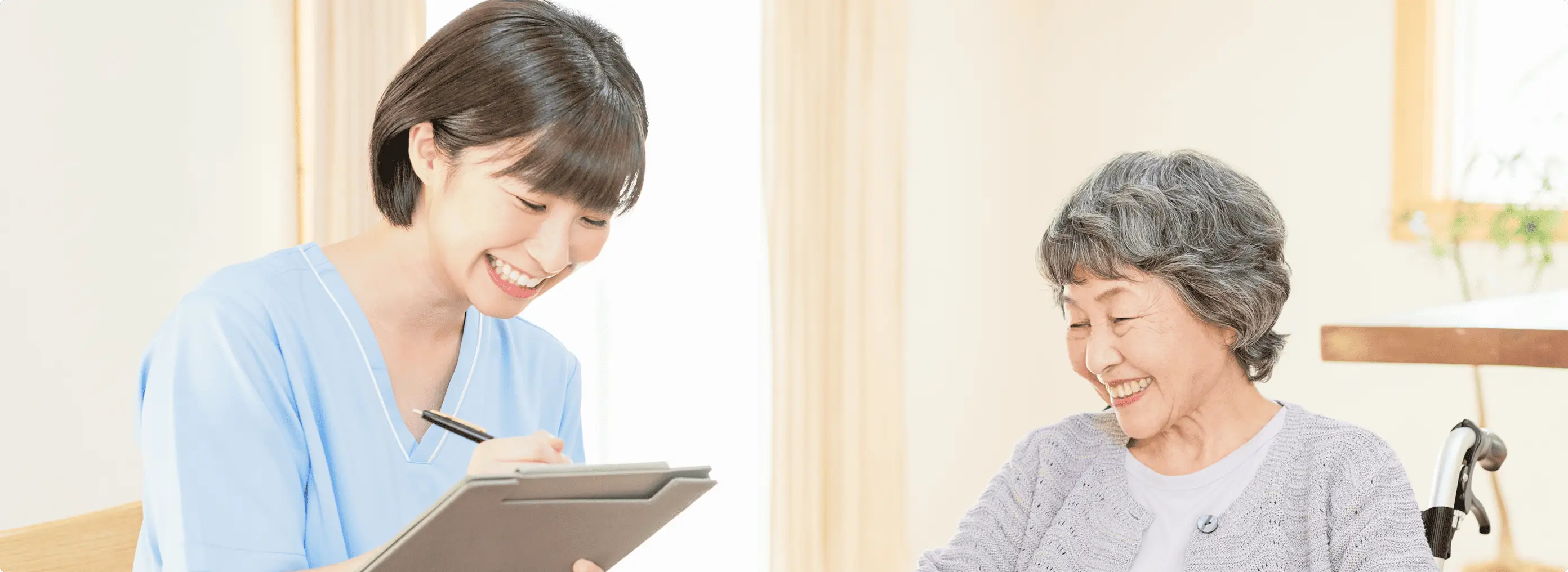 高齢の女性と若い女性