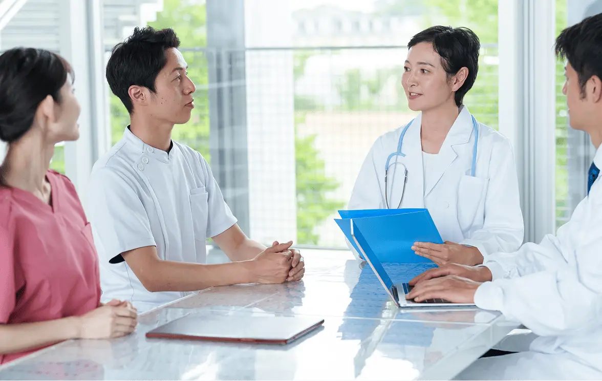会議をしている医療従事者