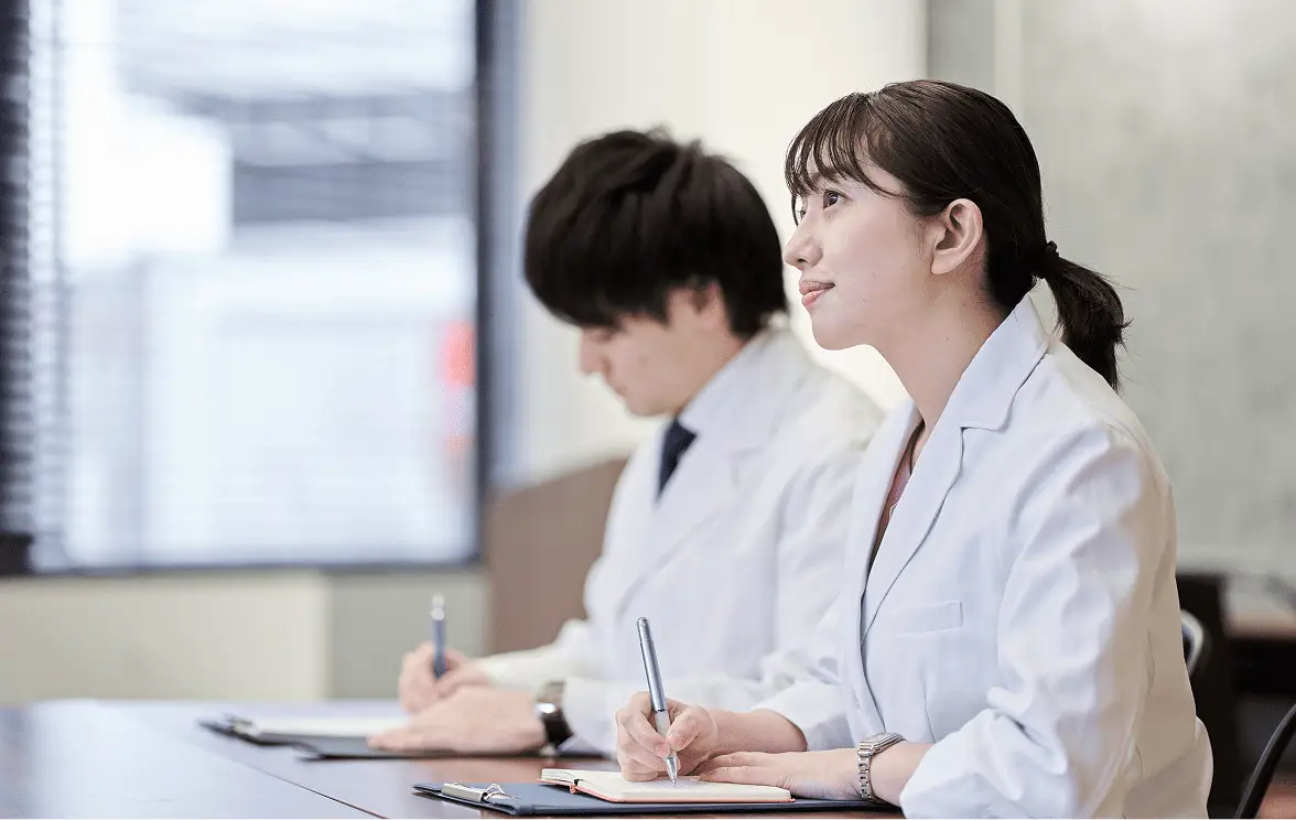 メモをとっているふたいるの若い医師