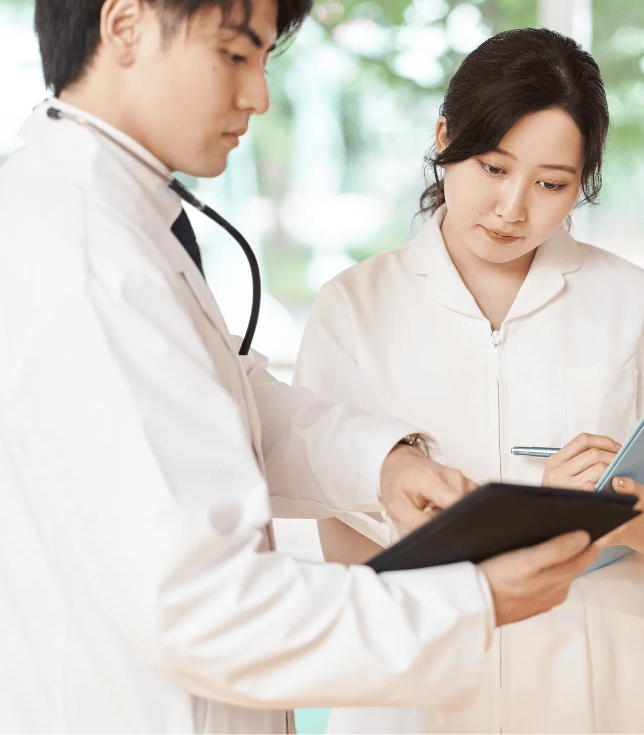 カルテを見ている男性と女性