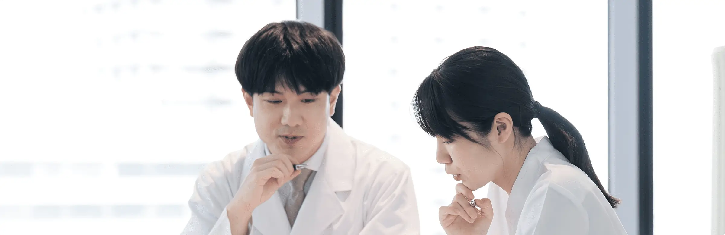 悩んでいる医師の男女