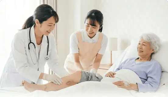 床ずれ（褥瘡）の処置やカテーテル管理など、専門的な医療ケアをご自宅で必要としている方