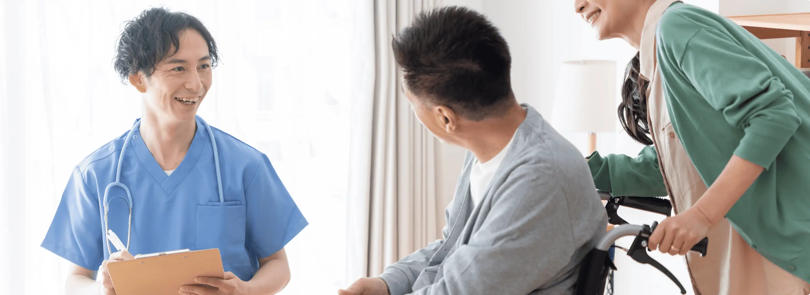車椅子に乗っている人と話している医療従事者