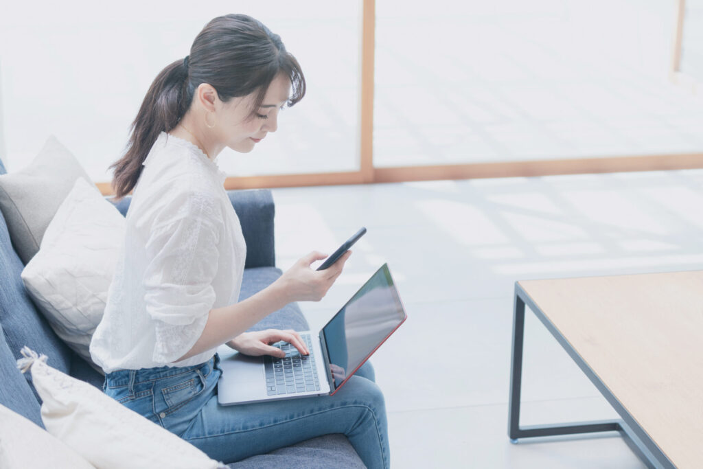 スマホを見る女性